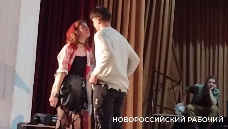 В Новороссийске студенты «кричат» со сцены о потребности в любви