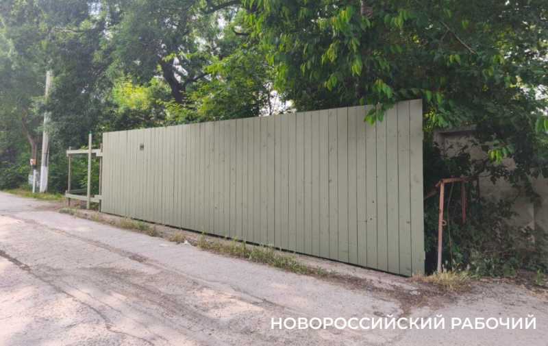 В Новороссийске возле пляжа поставили забор, чтобы … не воняло канализацией