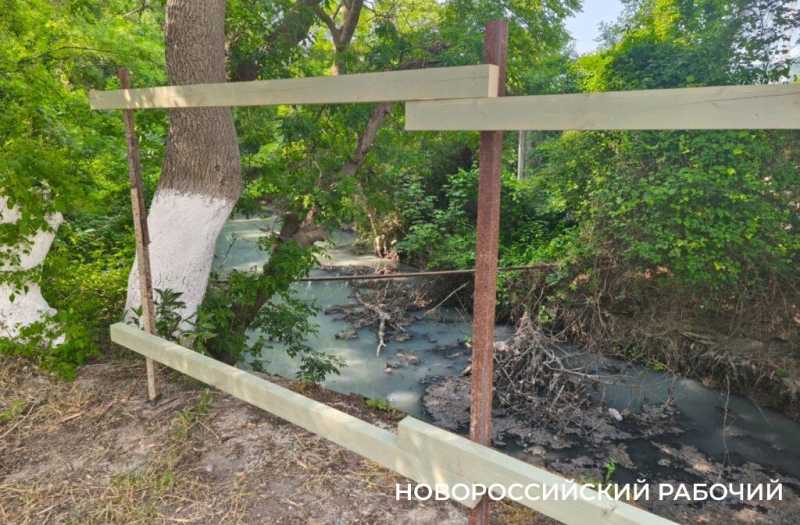 В Новороссийске возле пляжа поставили забор, чтобы … не воняло канализацией