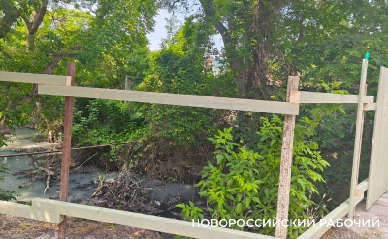 В Новороссийске возле пляжа поставили забор, чтобы … не воняло канализацией