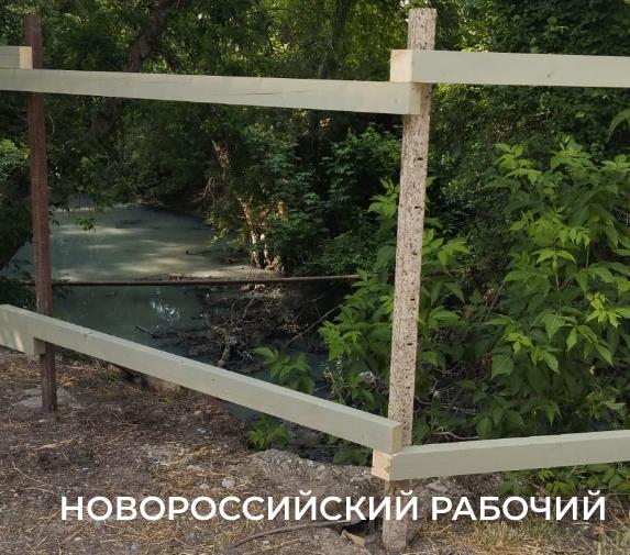 В Новороссийске возле пляжа поставили забор, чтобы … не воняло канализацией