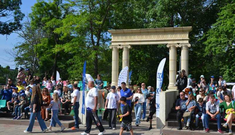 В парке имени Ленинского комсомола состоялся праздник для маленьких жителей Восточного района Новороссийска в честь Дня защиты детей   