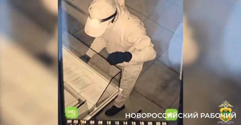 Вор из Новороссийска проник через крышу в ювелирный магазин Анапы