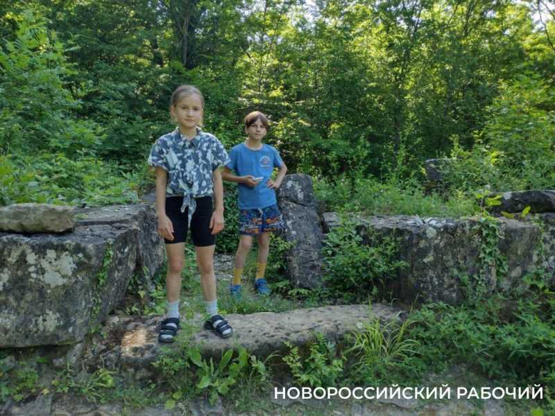 Зачем искатели сокровищ раскопали полы в дольменах под Новороссийском