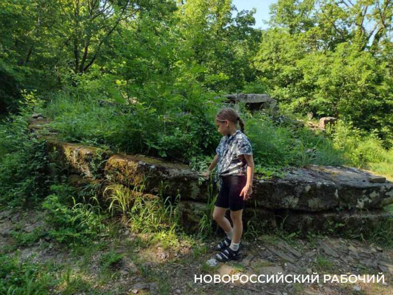Зачем искатели сокровищ раскопали полы в дольменах под Новороссийском