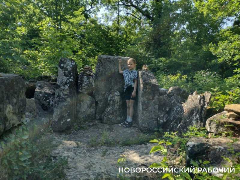 Зачем искатели сокровищ раскопали полы в дольменах под Новороссийском