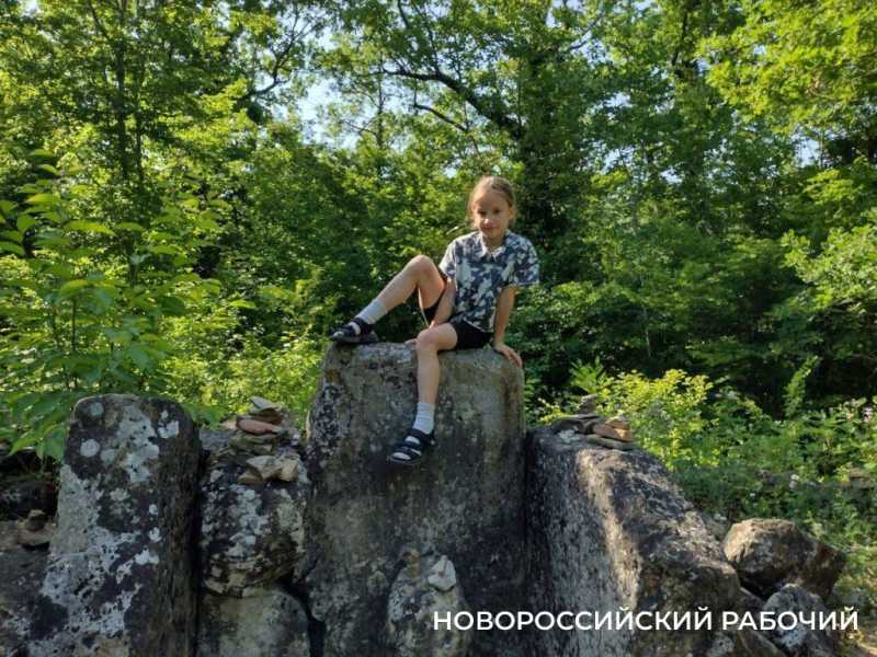 Зачем искатели сокровищ раскопали полы в дольменах под Новороссийском
