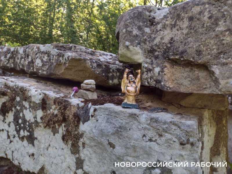 Зачем искатели сокровищ раскопали полы в дольменах под Новороссийском