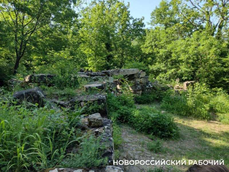 Зачем искатели сокровищ раскопали полы в дольменах под Новороссийском