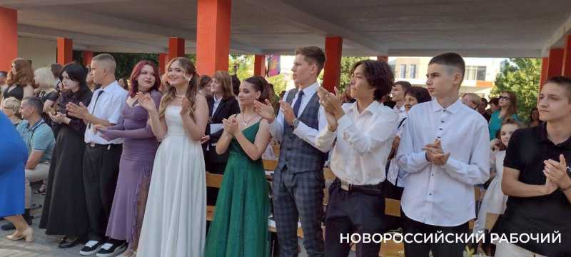 204 юных новороссийца стали лучшими выпускниками 2025 года