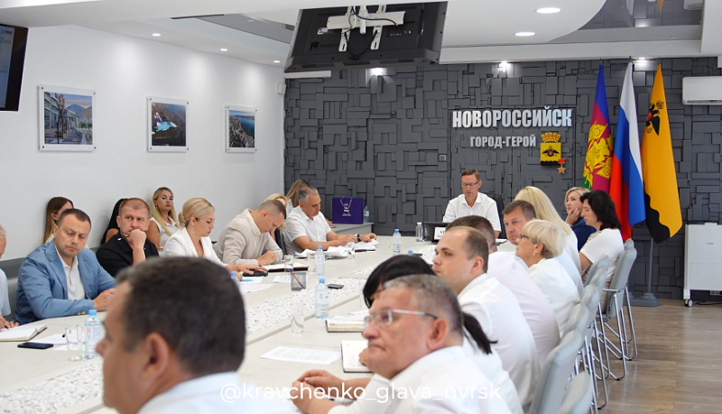 Андрей Кравченко провел планерное совещание с руководителями структурных подразделений администрации Новороссийска