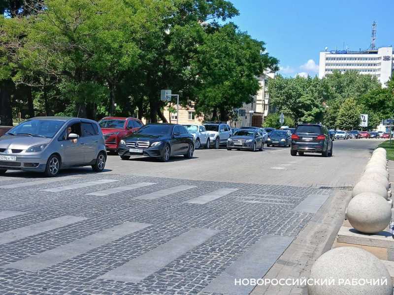 Глава Новороссийска недоволен, что с набережной эвакуировали всего 65 авто