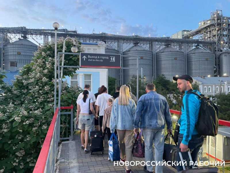 Как сэкономить на такси и уехать с вокзала Новороссийска за полчаса