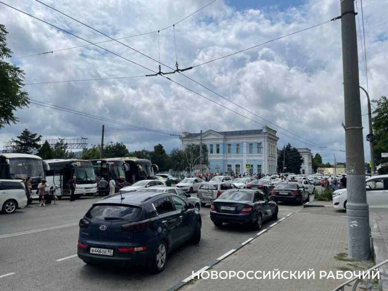 Как сэкономить на такси и уехать с вокзала Новороссийска за полчаса