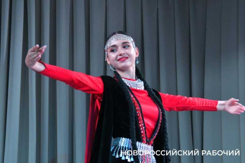 Красоту армянского танца показала «ЭтноКрасавица» — хореограф из Новороссийска
