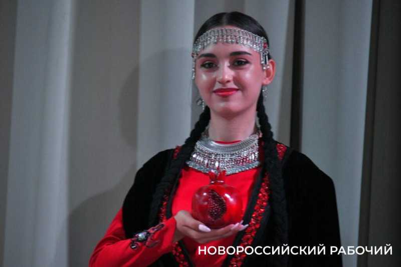 Красоту армянского танца показала «ЭтноКрасавица» — хореограф из Новороссийска