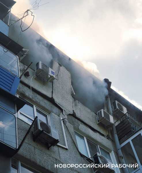 На место пожарища на Анапском шоссе новороссийцы ходят как на экскурсии