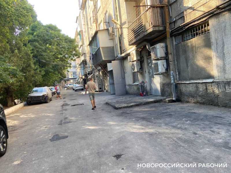 На место пожарища на Анапском шоссе новороссийцы ходят как на экскурсии