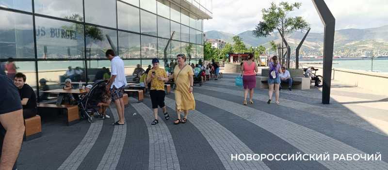 На набережной Новороссийска полицейские готовы общаться с иностранцами