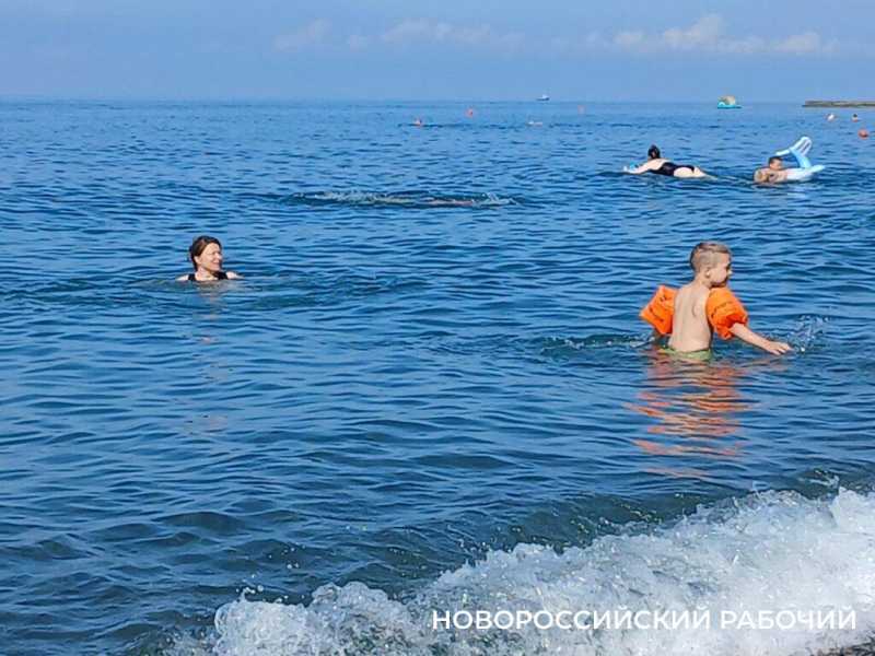На пляжах Новороссийска детей учат пускать пузыри и постоянно кормят