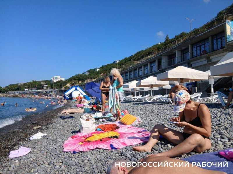 На пляжах Новороссийска детей учат пускать пузыри и постоянно кормят