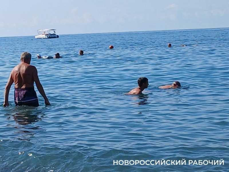 На пляжах Новороссийска детей учат пускать пузыри и постоянно кормят