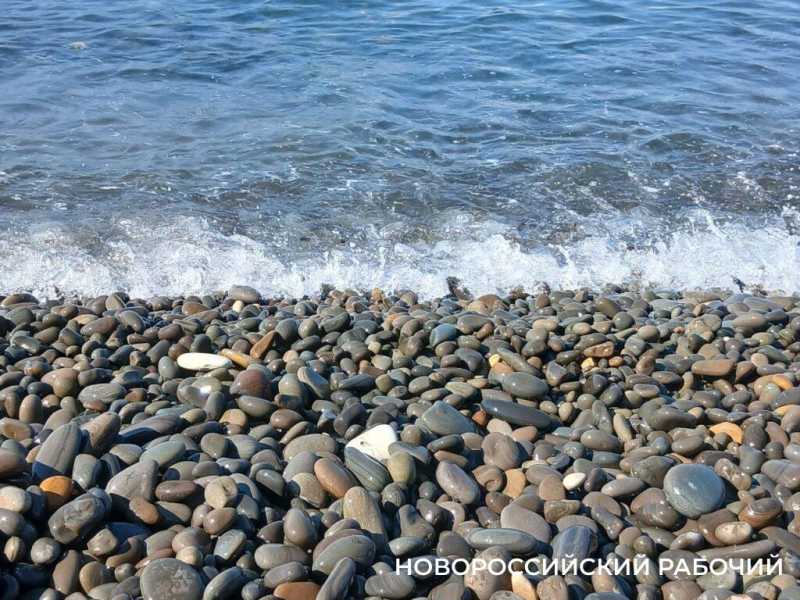 На пляжах Новороссийска детей учат пускать пузыри и постоянно кормят