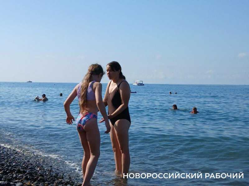 На пляжах Новороссийска детей учат пускать пузыри и постоянно кормят