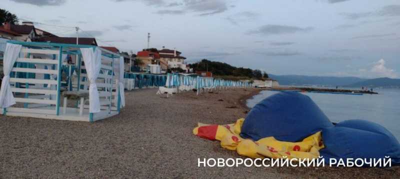 На пляжах Новороссийска «платная тень» ждет поклонников