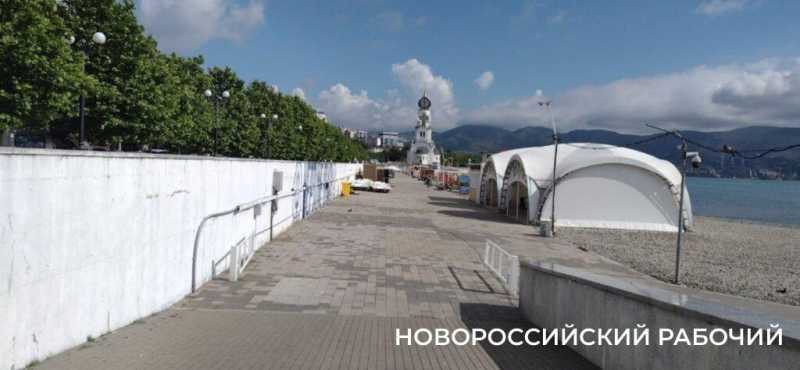 На пляжах Новороссийска «платная тень» ждет поклонников