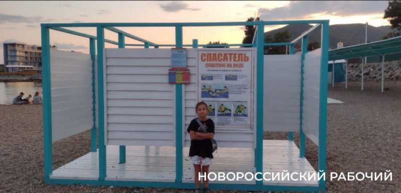На пляжах Новороссийска «платная тень» ждет поклонников