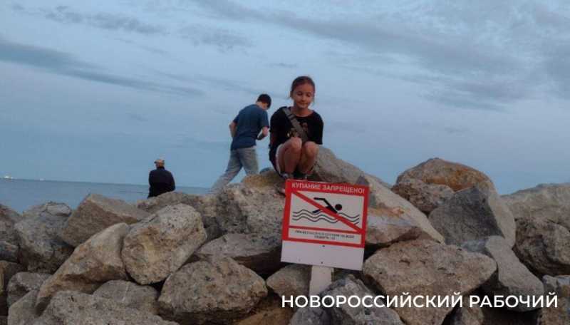 На пляжах Новороссийска «платная тень» ждет поклонников