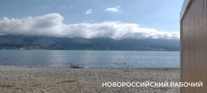 На пляжах Новороссийска «платная тень» ждет поклонников