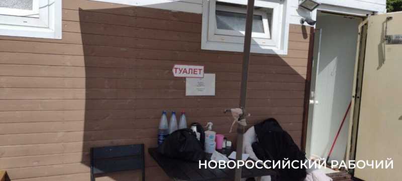 На пляжах Новороссийска «платная тень» ждет поклонников
