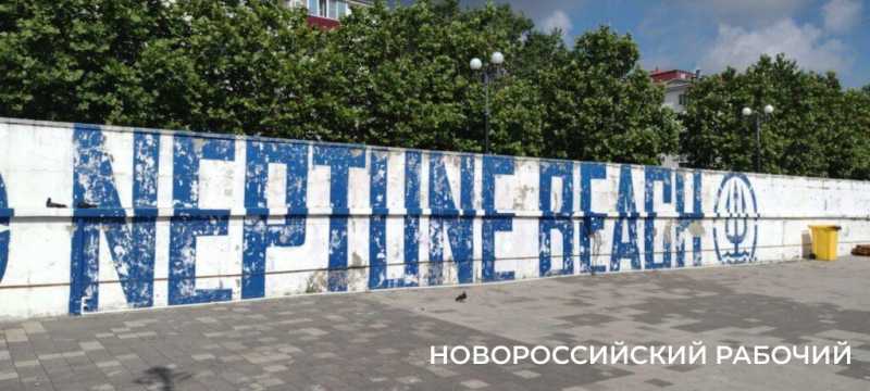 На пляжах Новороссийска «платная тень» ждет поклонников