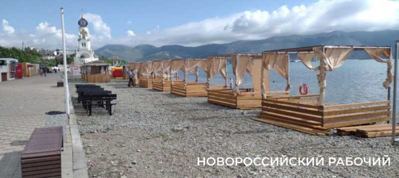 На пляжах Новороссийска «платная тень» ждет поклонников