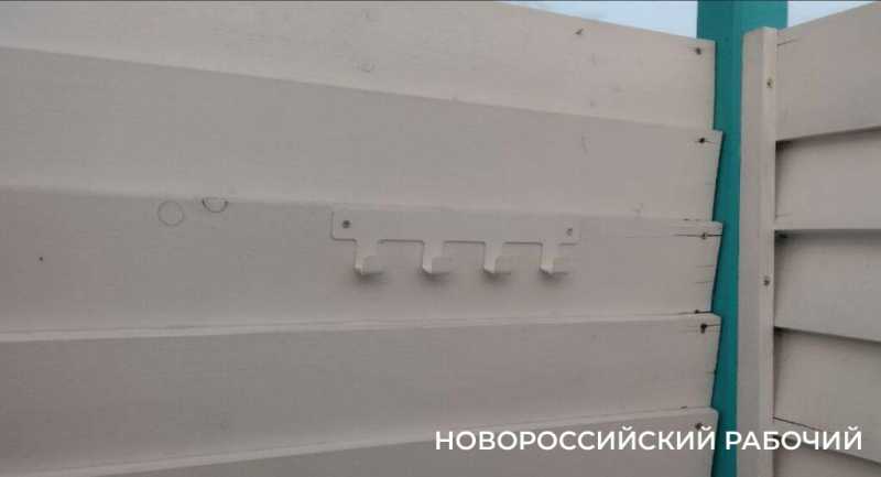 На пляжах Новороссийска «платная тень» ждет поклонников
