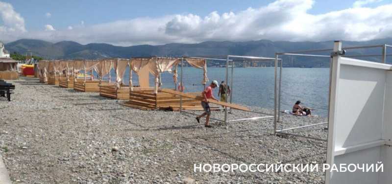 На пляжах Новороссийска «платная тень» ждет поклонников