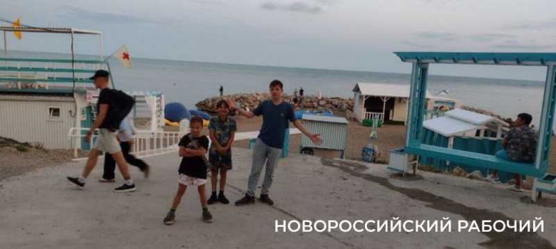 На пляжах Новороссийска «платная тень» ждет поклонников