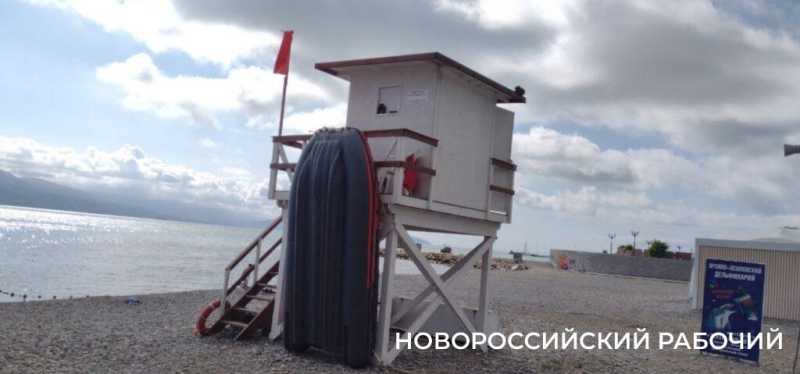 На пляжах Новороссийска «платная тень» ждет поклонников