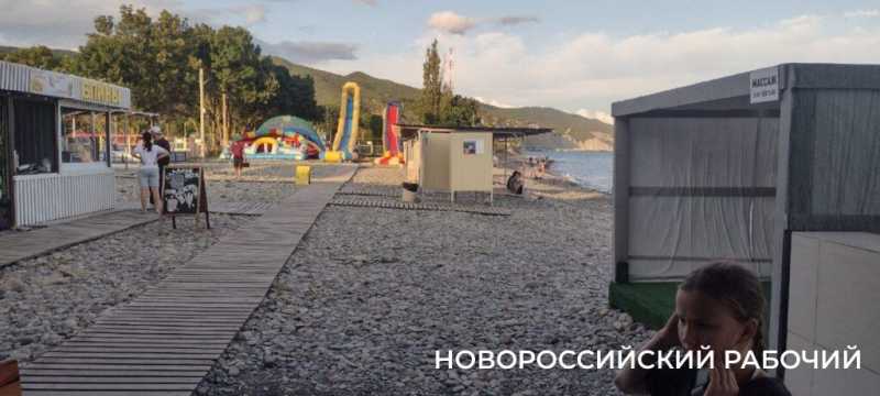 На пляжах Новороссийска за самовольное занятие шезлонгов установили жесткий штраф