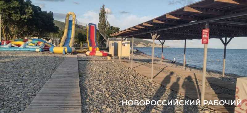 На пляжах Новороссийска за самовольное занятие шезлонгов установили жесткий штраф