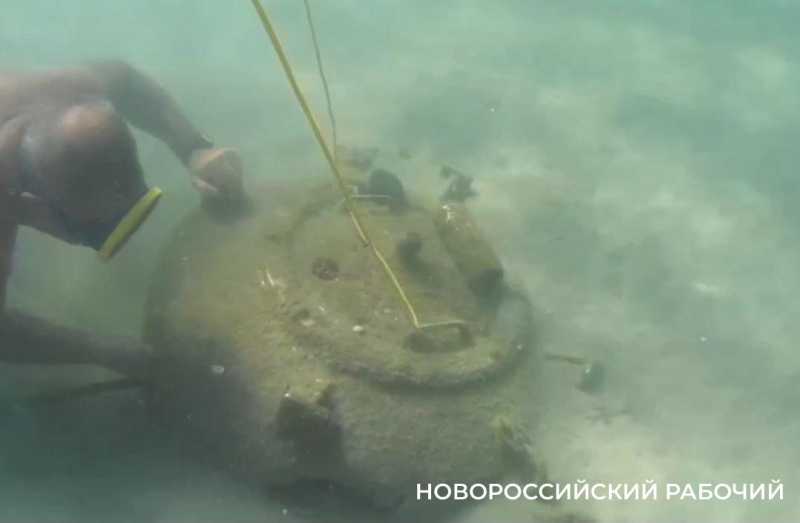 На пляже Новороссийска пугаются таинственного предмета