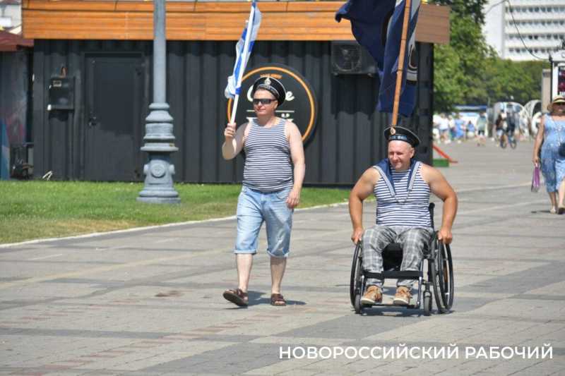 Набережная в тельняшке! Моряки всех флотов России собрались в День ВМФ в Новороссийске