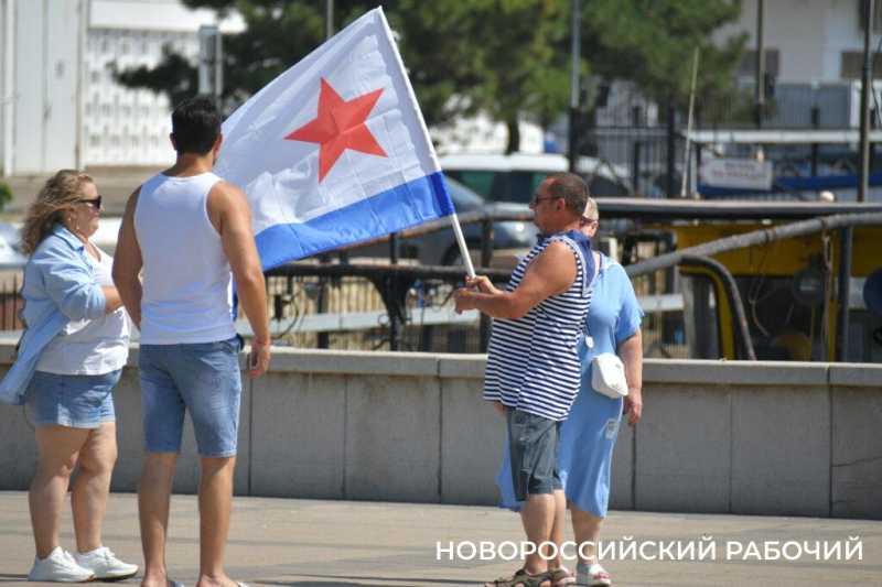 Набережная в тельняшке! Моряки всех флотов России собрались в День ВМФ в Новороссийске