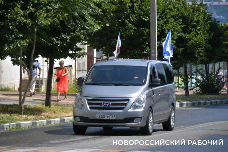 Набережная в тельняшке! Моряки всех флотов России собрались в День ВМФ в Новороссийске