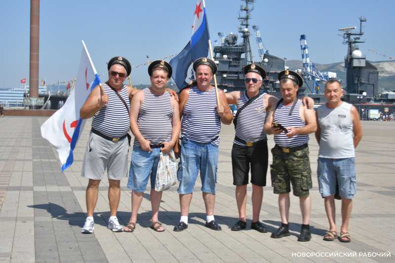 Набережная в тельняшке! Моряки всех флотов России собрались в День ВМФ в Новороссийске