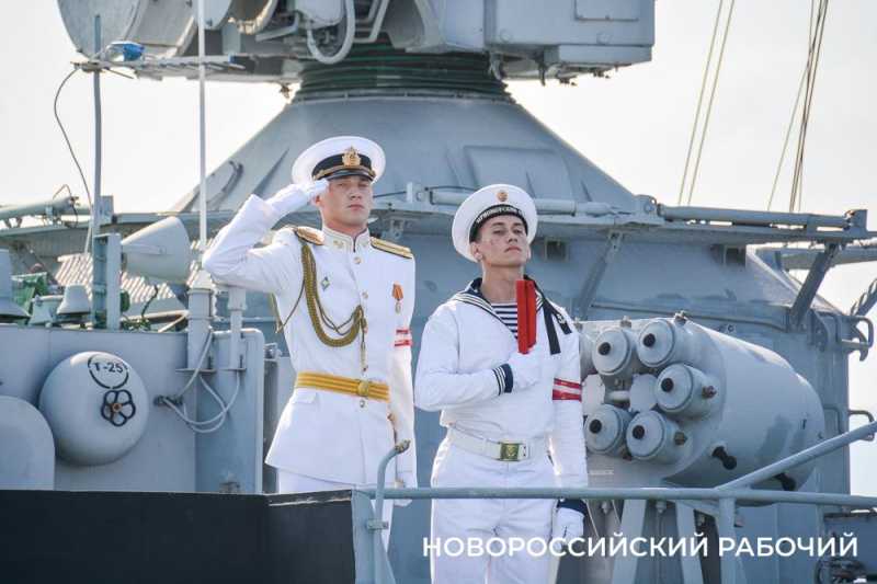 Новороссийск отмечает День Военно-Морского Флота! Спасибо вам, моряки!