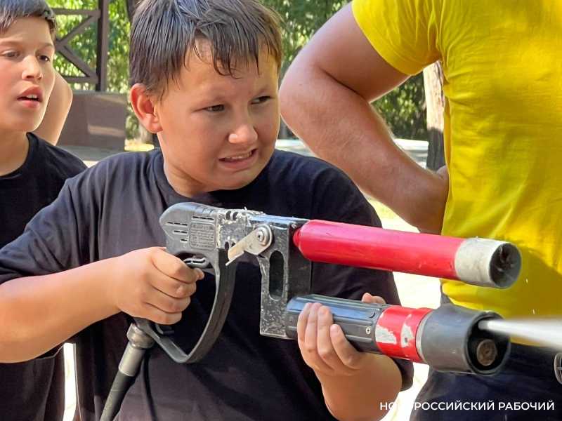 Новороссийские подростки &laquo;стреляли&raquo; на меткость из пожарного гидранта