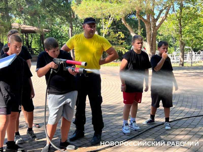 Новороссийские подростки &laquo;стреляли&raquo; на меткость из пожарного гидранта